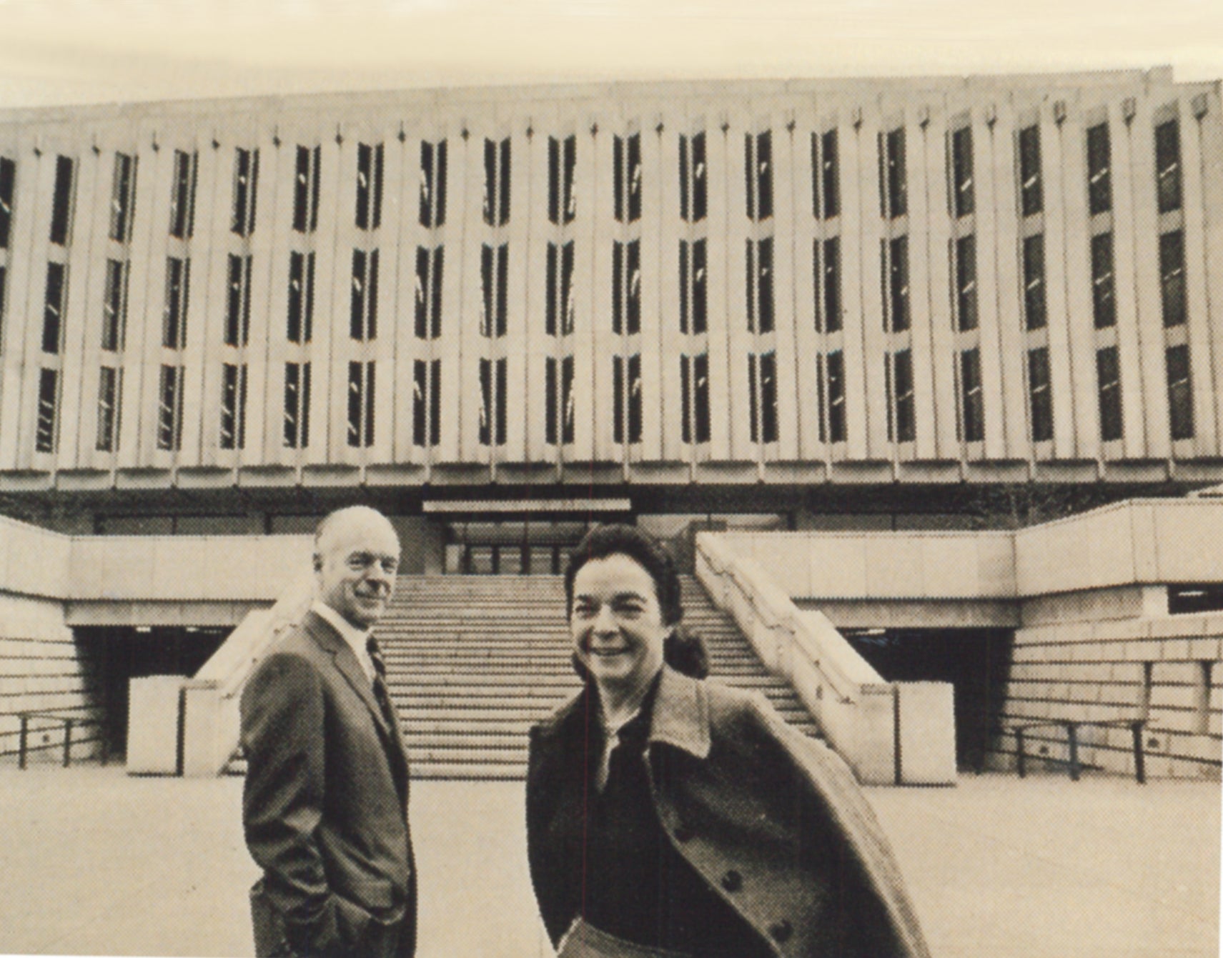 Henry and Elsie Hillman stand in front of the newly completed Hillman Library.